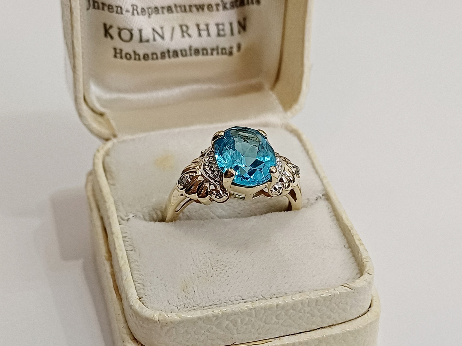 zlatý dámský prsten s modrým korundem a diamanty, Au 375/1000, 9 kt
