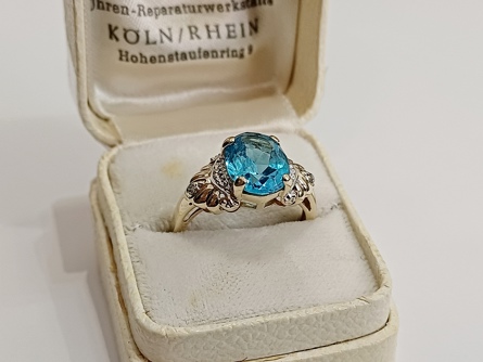 zlatý dámský prsten s modrým korundem a diamanty, Au 375/1000, 9 kt