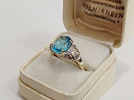 zlatý dámský prsten s modrým korundem a diamanty, Au 375/1000, 9 kt