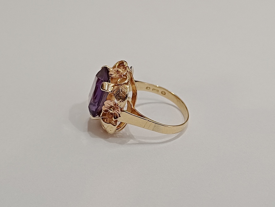 zlatý prsten s fialovým safírem, Au 585/1000, 14 kt, 40. léta, SK