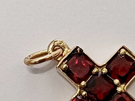 dámský zlatý přívěs s almandyny/pyropy, ryzost 585/14k, I.ČSR