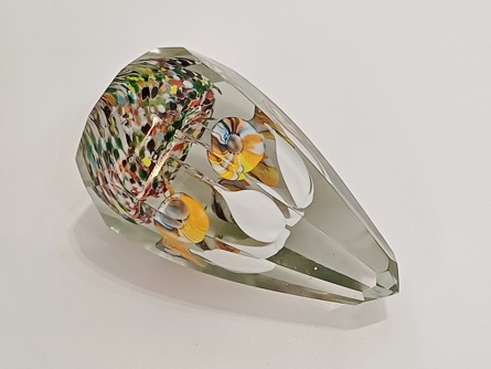 hranované těžítko s bílou květinou, Art Deco