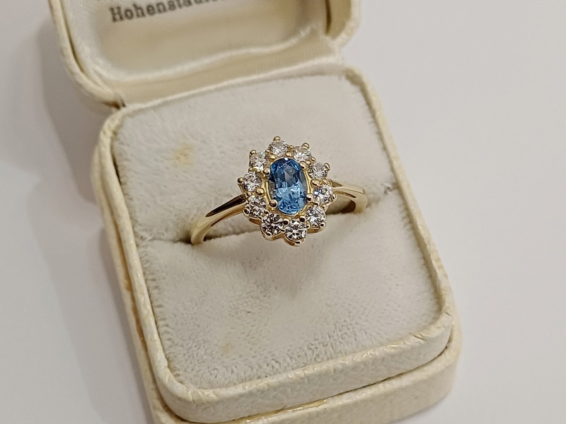 zlatý prsten se safírem a leukosafíry, Au 585/1000, 14 kt