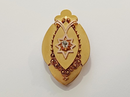 zlatý medailon s diamantem, ryzost 580/14 kt, 18,54 g, biedermeier, 19 století