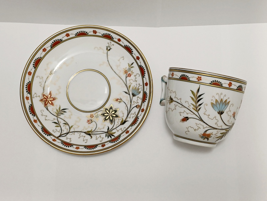 Porcelánový šálek s podšálkem v orientálním stylu