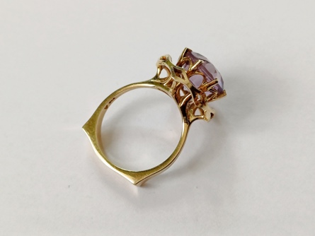 Designový dámský zlatý prsten s ametystem, ryzost 585/14k, 6,78 g