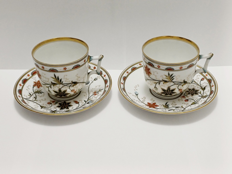 Porcelánový šálek s podšálkem v orientálním stylu