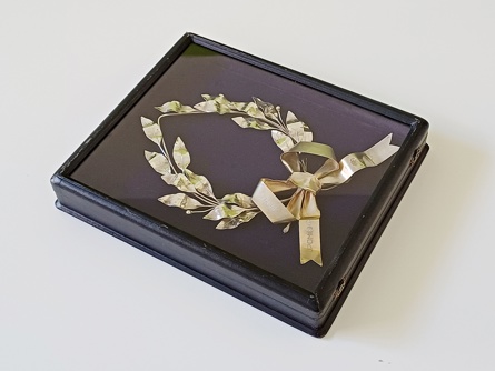 Výroční věnec s mašlí v etue, stříbro, Ag 800, 108,42 g, I. ČSR, vročení 1929