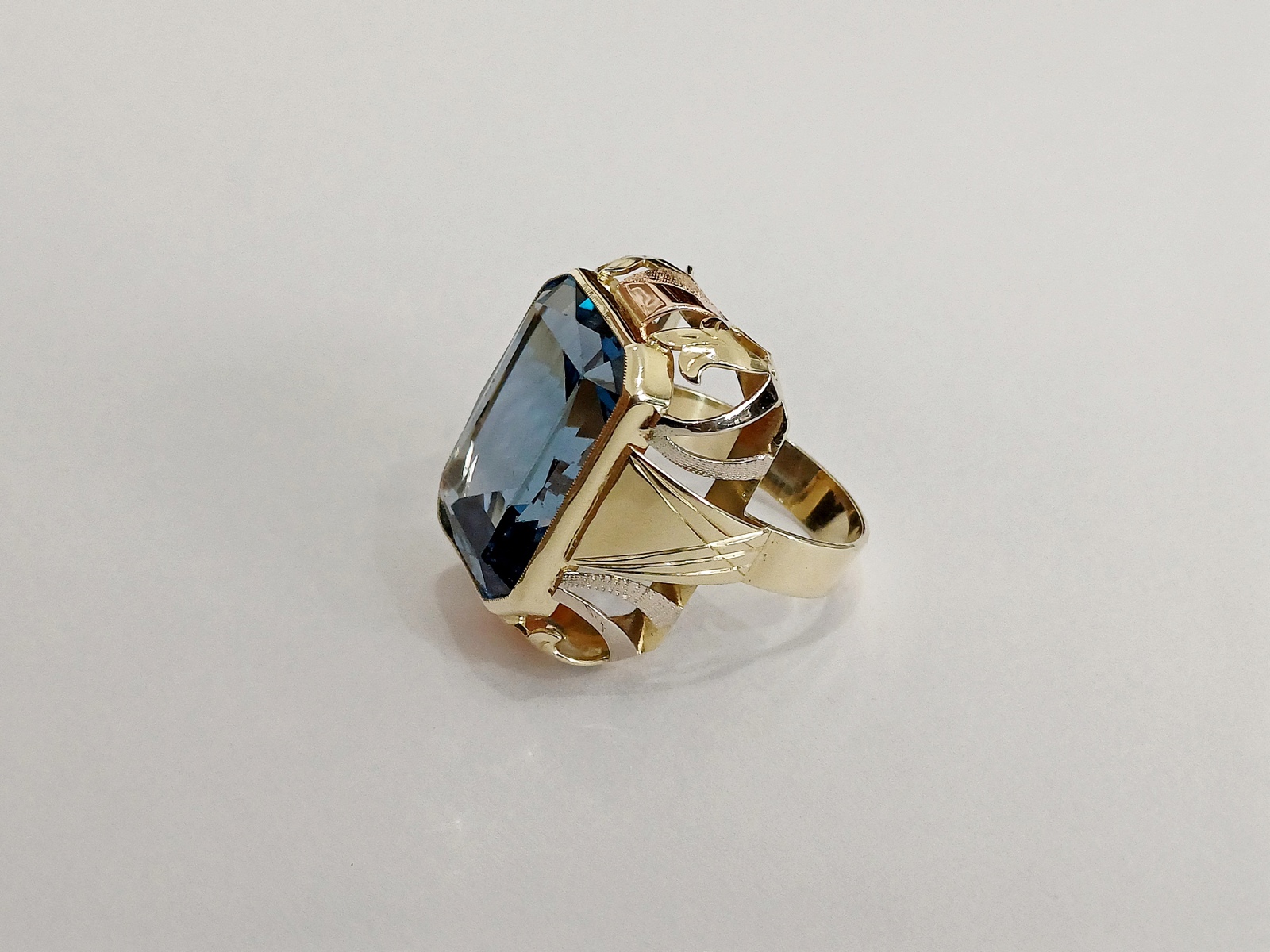 zlatý dámský prsten s modrým safírem, Au 585/1000, 14 kt, 15,28 g!
