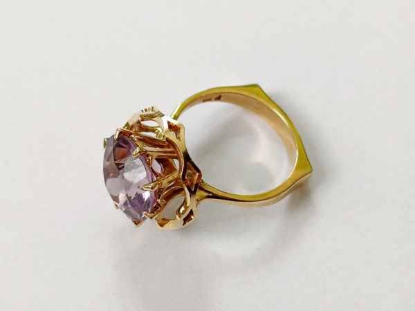 Designový dámský zlatý prsten s ametystem, ryzost Au 585/1000, 14 kt, 6,78 g