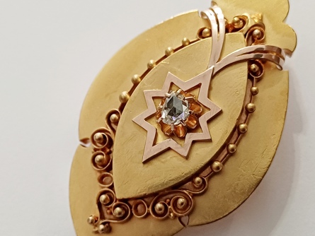 zlatý medailon s diamantem, ryzost 580/14 kt, 18,54 g, biedermeier, 19 století