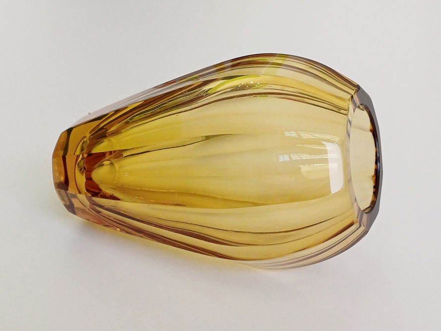 hranovaná váza Moser Diva 14,5 cm, topas, Art Deco