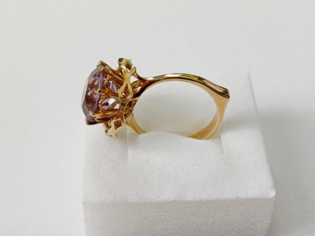 Designový dámský zlatý prsten s ametystem, ryzost 585/14k, 6,78 g