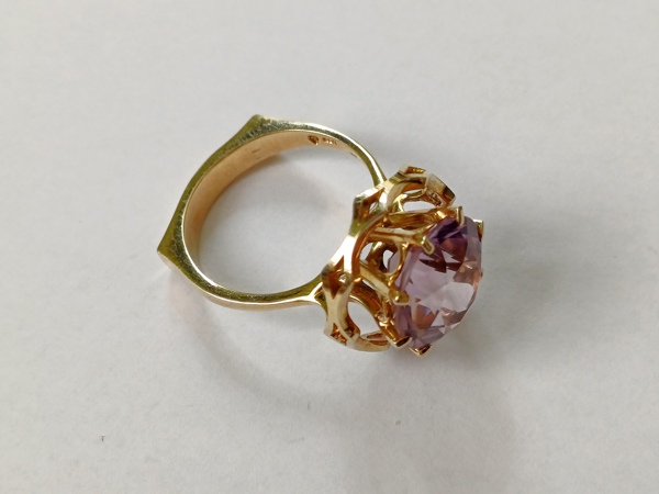 Designový dámský zlatý prsten s ametystem, ryzost Au 585/1000, 14 kt, 6,78 g