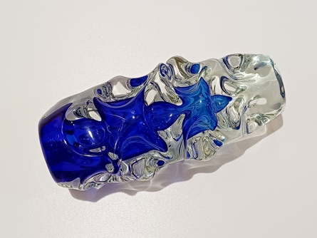 hutní sklo - váza modré jádro, 21 cm, Jan Beránek, Škrdlovice