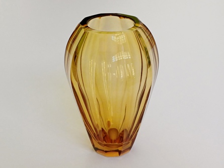 hranovaná váza Moser Diva 14,5 cm, topas, Art Deco