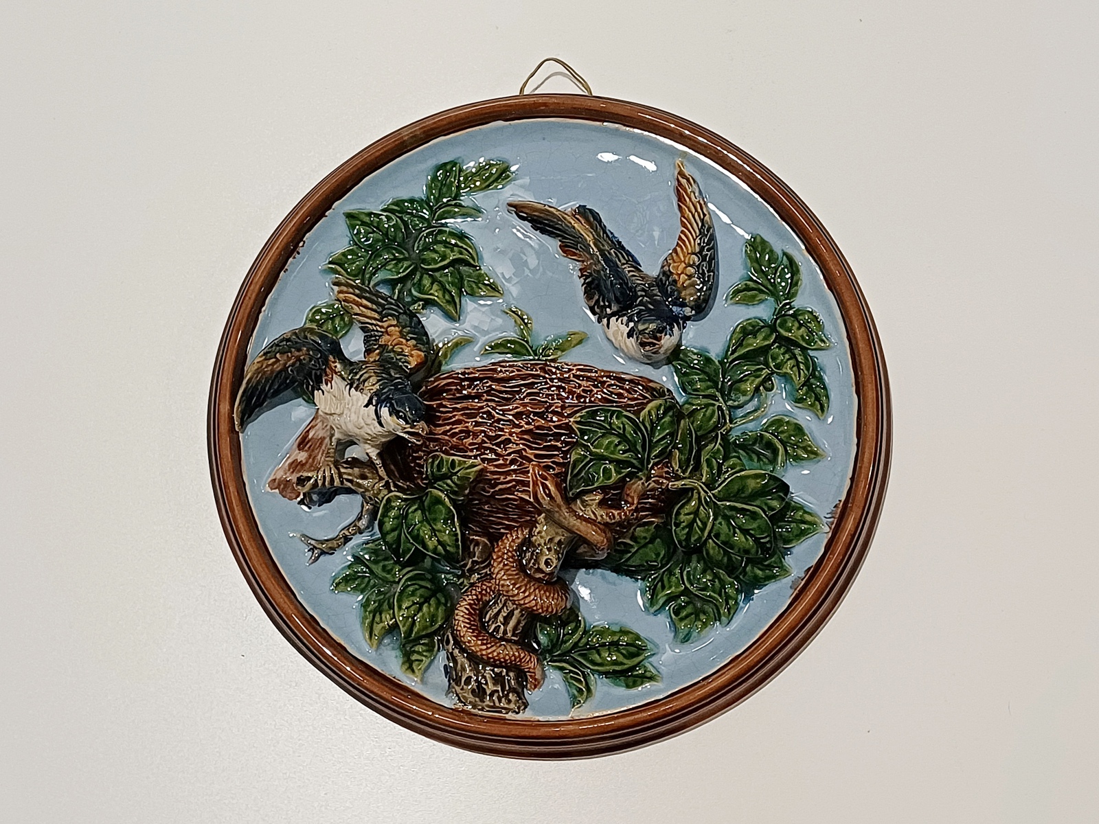 keramický závěsný talíř s reliéfem - ptáci, 32 cm, B. Bloch Eichwald