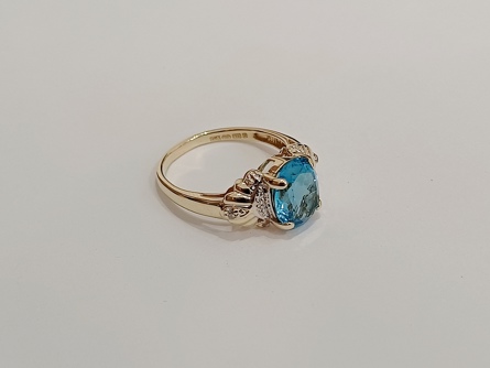 zlatý dámský prsten s modrým korundem a diamanty, Au 375/1000, 9 kt