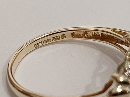 zlatý dámský prsten s modrým korundem a diamanty, Au 375/1000, 9 kt