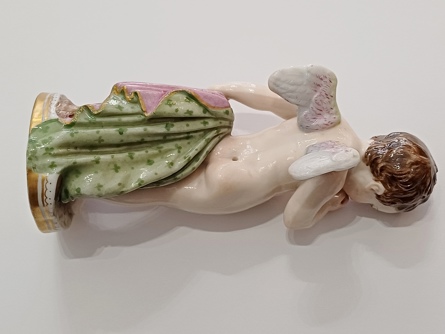 Anděl s jablkem, Nymphenburg Bavaria, styl Míšeň, 19. století