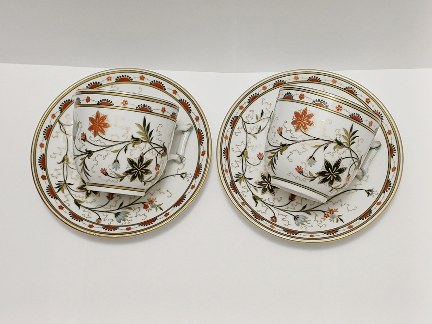 Porcelánový šálek s podšálkem v orientálním stylu