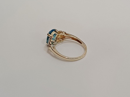 zlatý dámský prsten s modrým korundem a diamanty, Au 375/1000, 9 kt