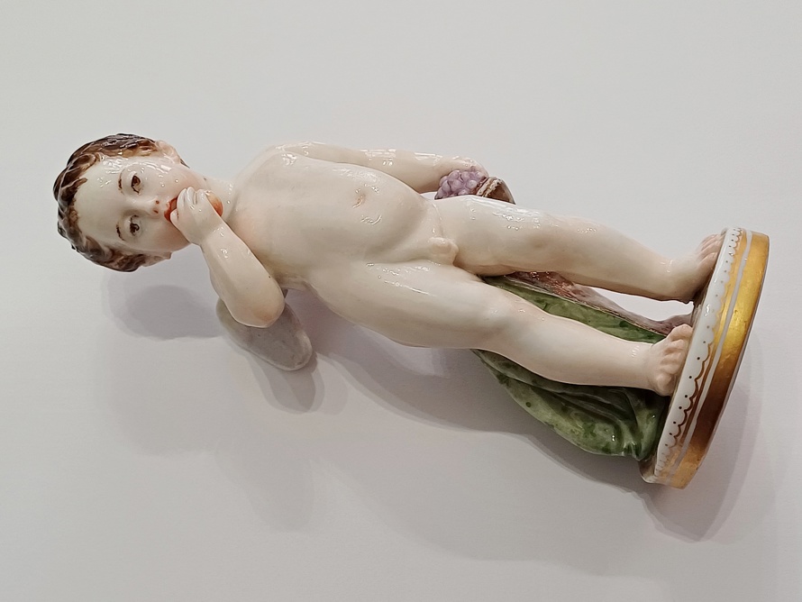 Anděl s jablkem, Nymphenburg Bavaria, styl Míšeň, 19. století