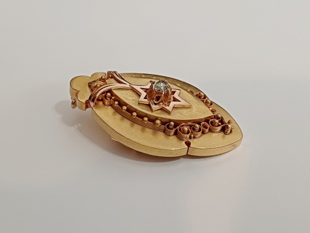 zlatý medailon s diamantem, ryzost 580/14 kt, 18,54 g, biedermeier, 19 století