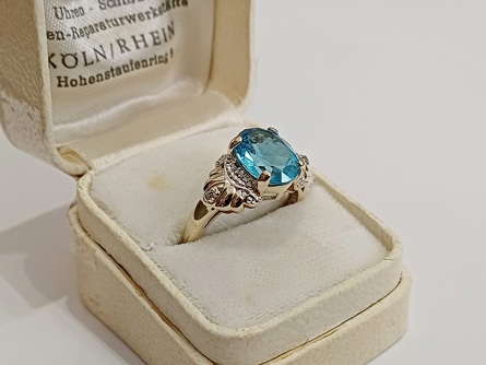 zlatý dámský prsten s modrým korundem a diamanty, Au 375/1000, 9 kt