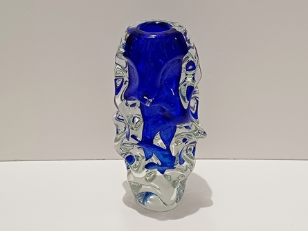 hutní sklo - váza modré jádro, 21 cm, Jan Beránek, Škrdlovice