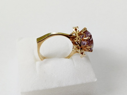 Designový dámský zlatý prsten s ametystem, ryzost 585/14k, 6,78 g