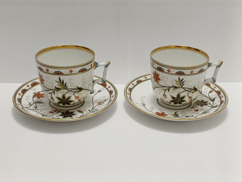 Porcelánový šálek s podšálkem v orientálním stylu