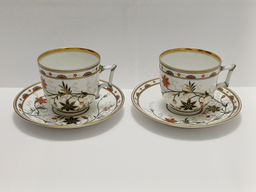 Porcelánový šálek s podšálkem v orientálním stylu
