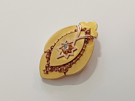 zlatý medailon s diamantem, ryzost 580/14 kt, 18,54 g, biedermeier, 19 století