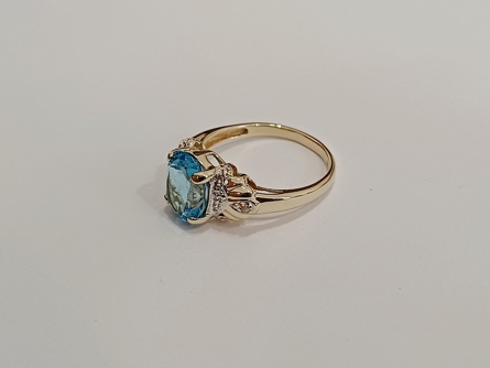 zlatý dámský prsten s modrým korundem a diamanty, Au 375/1000, 9 kt