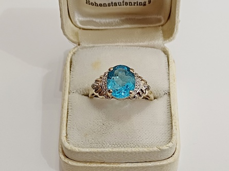 zlatý dámský prsten s modrým korundem a diamanty, Au 375/1000, 9 kt