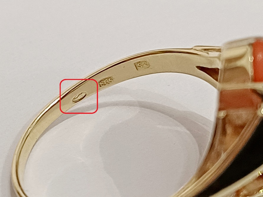 zlatý dámský prsten s korálem, Au 585/1000, 14 kt, 60. léta