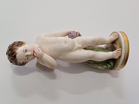 Anděl s jablkem, Nymphenburg Bavaria, styl Míšeň, 19. století