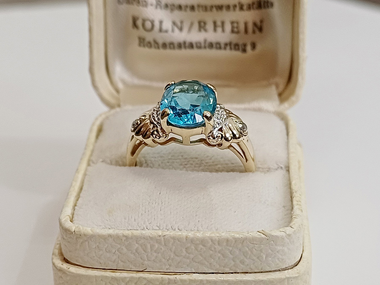 zlatý dámský prsten s modrým korundem a diamanty, Au 375/1000, 9 kt