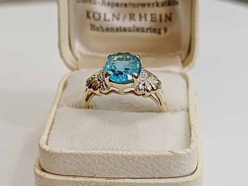 zlatý dámský prsten s modrým korundem a diamanty, Au 375/1000, 9 kt