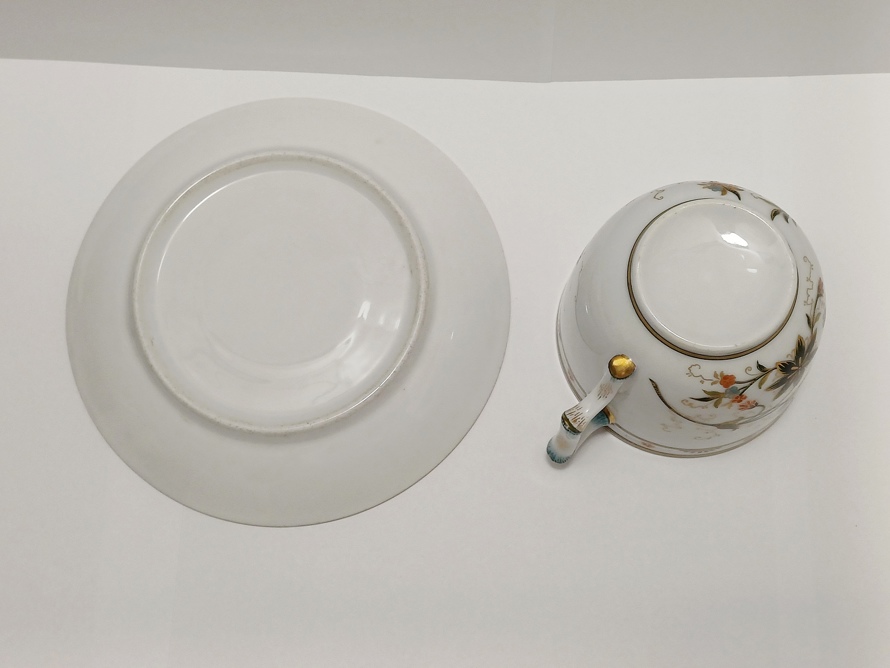 Porcelánový šálek s podšálkem v orientálním stylu