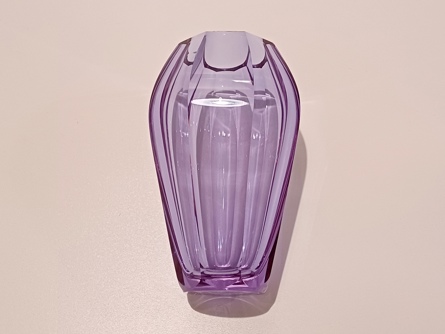 hranovaná váza Moser Diva 20 cm, alexandrit, Art Deco
