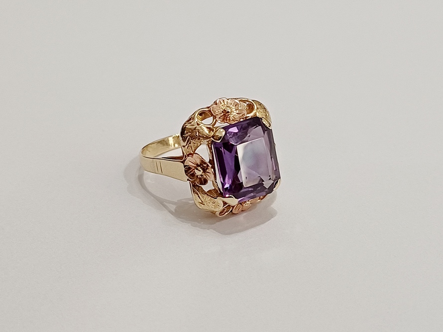 zlatý prsten s fialovým safírem, Au 585/1000, 14 kt, 40. léta, SK