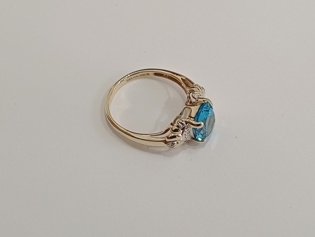 zlatý dámský prsten s modrým korundem a diamanty, Au 375/1000, 9 kt
