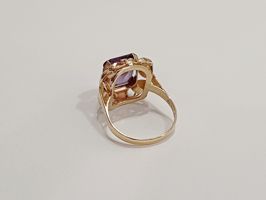 zlatý prsten s fialovým safírem, Au 585/1000, 14 kt, 40. léta, SK