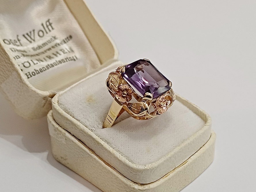zlatý prsten s fialovým safírem, Au 585/1000, 14 kt, 40. léta, SK
