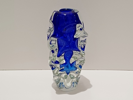 hutní sklo - váza modré jádro, 21 cm, Jan Beránek, Škrdlovice