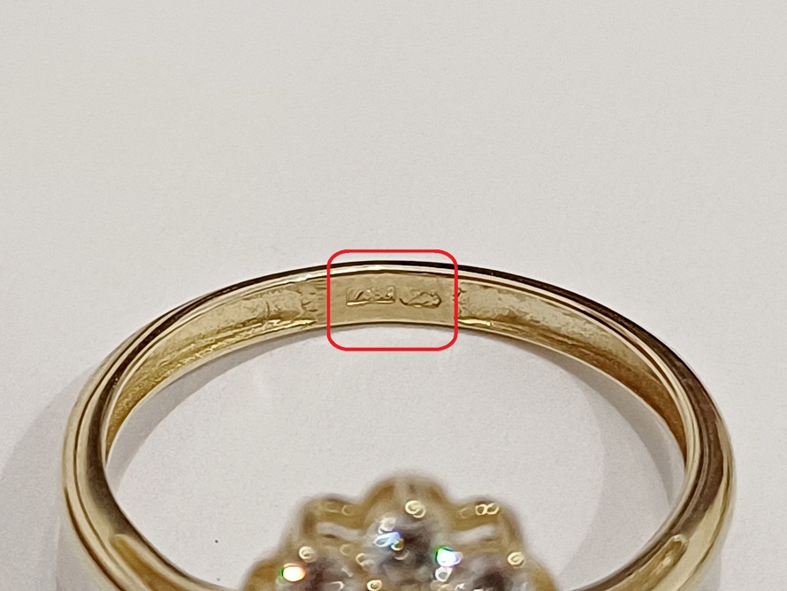 zlatý prsten se safírem a leukosafíry, Au 585/1000, 14 kt