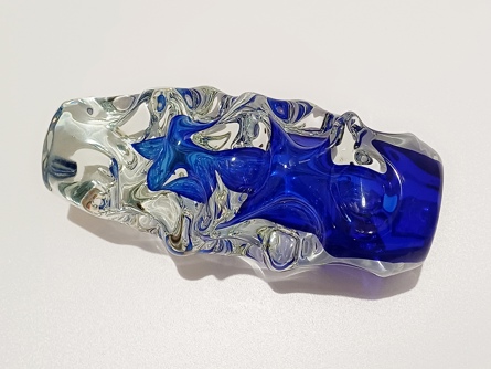 hutní sklo - váza modré jádro, 21 cm, Jan Beránek, Škrdlovice