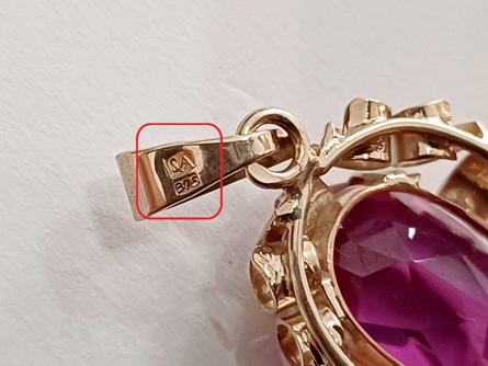 dámský zlatý přívěs s barvoměnným safírem, 3,75 g